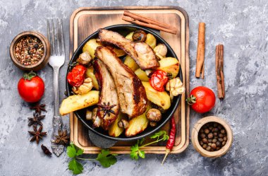 Tavada domuz kaburga ve patates. Barbekü yemek. Amerikan Mutfagi