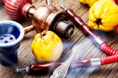 Ağızlıkların ayva lezzet ile nargile sigara. Shisha reklam