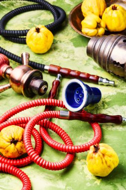 Ağızlıkların ayva lezzet ile nargile sigara. Shisha reklam