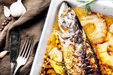 Ananas ile lezzetli kızarmış balık. Balıklar yemek pişirme pişmiş