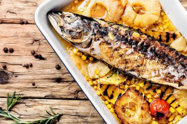 Ananas ile lezzetli kızarmış balık. Balıklar yemek pişirme pişmiş