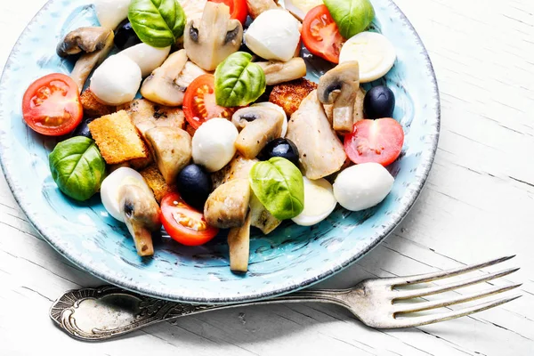 Salada Legumes Primavera Com Croutons Ovos Azeitona — Fotografia de Stock