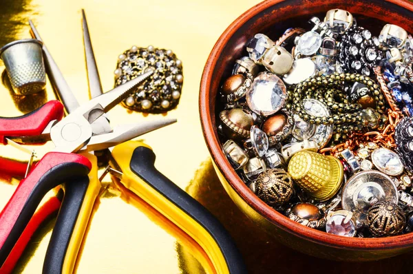 Joyería Piedras Preciosas Sobre Fondo Dorado Herramientas Para Fabricación Joyas — Foto de Stock