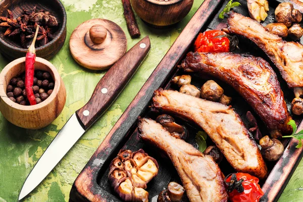 Costillas Parrilla Una Vieja Tabla Cortar Madera Vintage —  Fotos de Stock