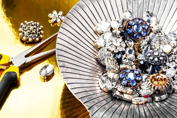 Biżuteria Kamienie Szlachetne Złotym Tle Narzędzia Tworzenia Biżuterii — Zdjęcie stockowe