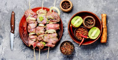 Kivi Marine içinde ham sığır eti kebabı. Barbekü et ahşap şiş üzerinde. Uzun banner