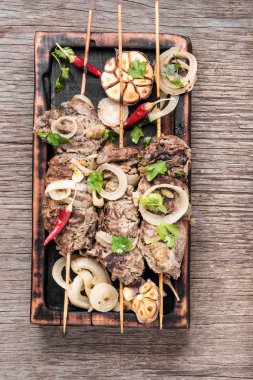 Biftek şiş kebap. Doğu mutfağı yemekleri. Doğu yemekleri.