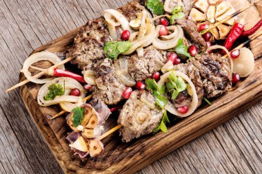 Izgara et şiş. Sığır eti şiş kebap. Doğu mutfağı yemekleri. Doğu mutfağı