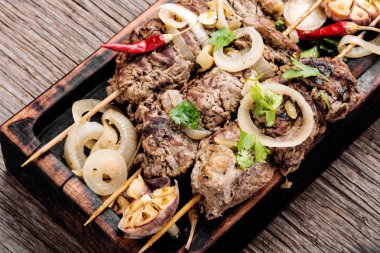 Sığır eti şiş kebap. Barbekü et ahşap şiş üzerinde. Doğu mutfağı
