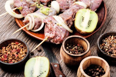 Kivi Marine ahşap arka plan üzerinde ham sığır eti kebabı