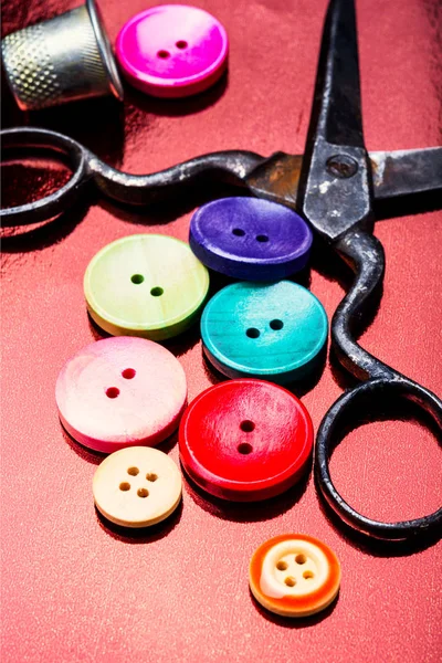 ミックスカラーで明るい品揃えの縫製ボタン — ストック写真