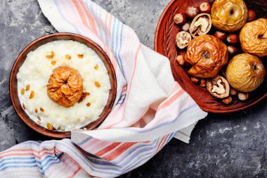 Elmalı sütlü geleneksel pirinç lapası.