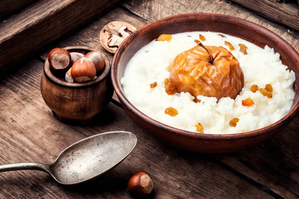 Bubur Beras Tradisional Pada Susu Dengan Apel — Stok Foto