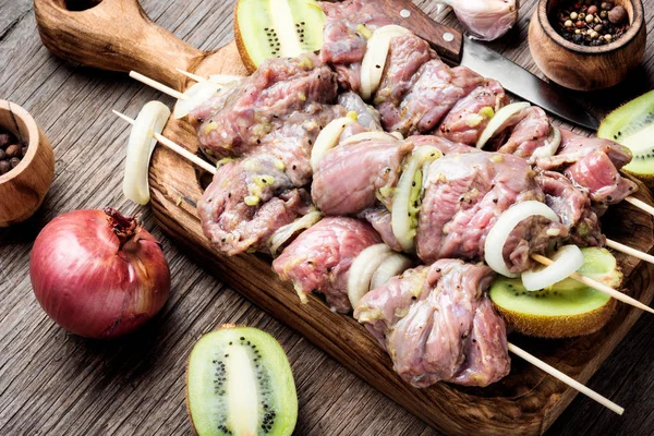 Rauwe Pittige Rund Shish Kebab Een Snijplank — Stockfoto