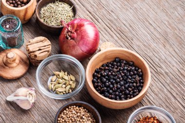 Mutfak masasında çeşitli baharat ve bitkiler var.