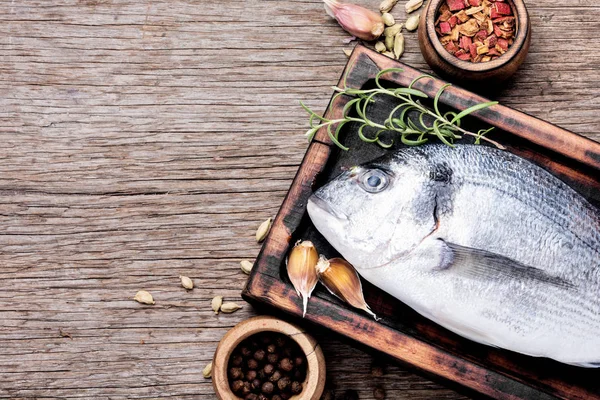 Taze Çiğ Balık Yiyecek Malzemeleri Dorado Balığı Yemek Pişirme Konsepti — Stok fotoğraf