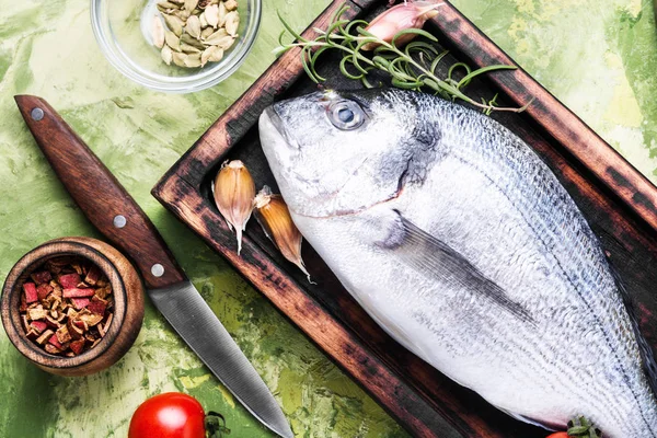 Frischer Roher Dorado Fisch Mit Zutaten Zum Kochen — Stockfoto