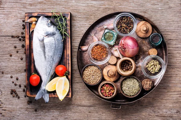 Frischer Roher Dorado Fisch Mit Kräutern Und Gewürzen Auf Rustikalem — Stockfoto