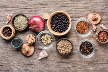 Mutfak masasında çeşitli baharat ve bitkiler var.