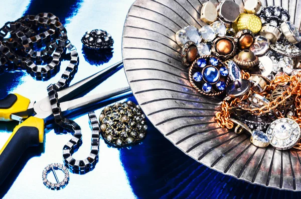 Mücevher Değerli Taşlar Mavi Zemin Üzerine Kuyumculuk Için Araçlar — Stok fotoğraf