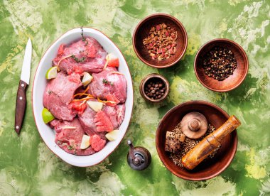 Ham sığır eti biftek parçaları. Çiğ dilimlenmiş et. Narenciye Marine. Çiğ et