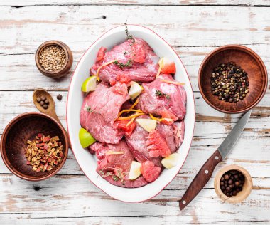 Ham sığır eti biftek parçaları. Çiğ dilimlenmiş et. Narenciye Marine. Çiğ et dilimleri