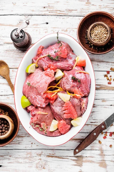 Stücke Von Rohem Rindfleisch Steaks Raw Scheiben Geschnitten Citrus Marinade — Stockfoto