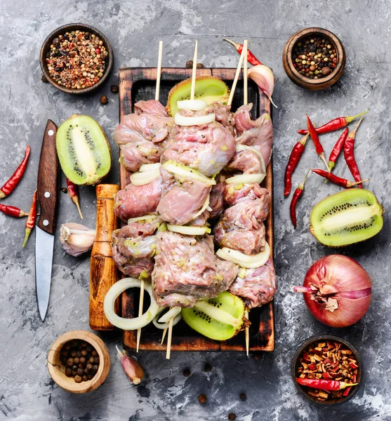 Carne Picante Crua Shish Kebab Uma Tábua Corte — Fotografia de Stock