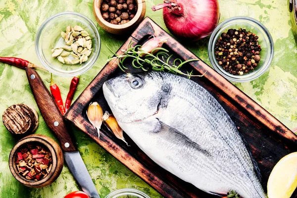 Frischer Roher Dorado Fisch Mit Kräutern Und Gewürzen Auf Rustikalem — Stockfoto