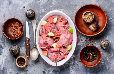 Taze et yemek pişirmek için malzemelerle. Çiğ dilimlenmiş et. Narenciye Marine. Çiğ et dilimleri