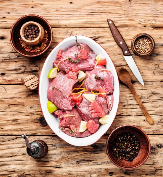 Stücke Von Rohem Rindfleisch Steaks Raw Sliced Meat Citrus Marinade — Stockfoto