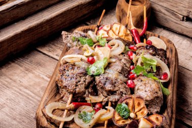Biftek şiş kebap. Doğu mutfağı yemekleri. Doğu yemekleri.