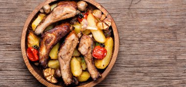 Barbekü domuz kaburga ahşap plaka üzerinde ızgara. Spareribs.Bbq et