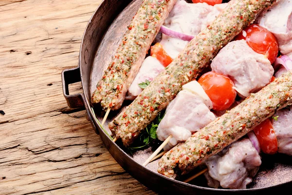 Raw Kebab Från Kött Trä Bakgrund Med Grönsaker — Stockfoto