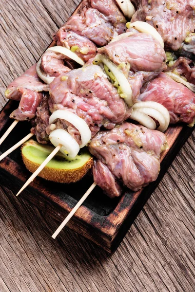 Rauwe Pittige Rund Shish Kebab Een Snijplank — Stockfoto
