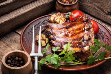 Domatesli kızarmış domuz pirzolası. Barbeküde Amerikan usulü domuz pirzolası.