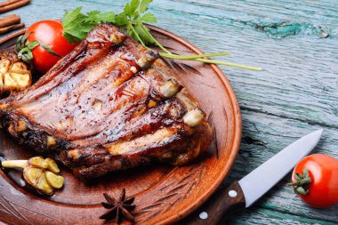 Domatesli kızarmış domuz pirzolası. Barbeküde Amerikan usulü domuz pirzolası.