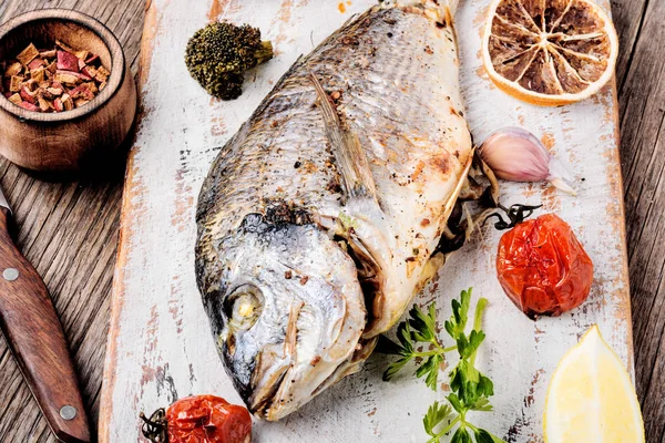 Pescado Dorado Horno Con Verduras Tabla Cortar —  Fotos de Stock