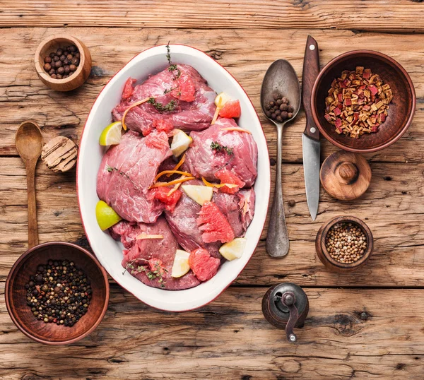 Pedaços Bifes Carne Crua Carne Fresca Com Ingredientes Para Cozinhar — Fotografia de Stock