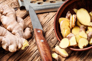 Ahşap masa üzerinde taze zencefil kökü