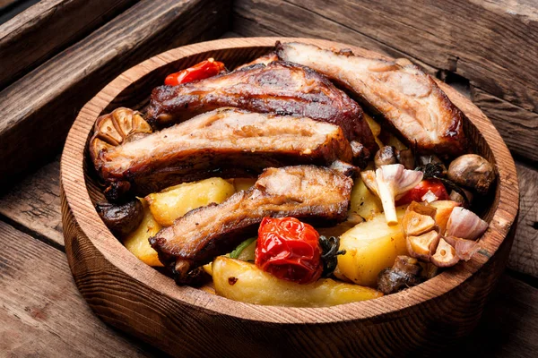 Gegrilltes Schweinerippchen Auf Hölzernem Teller Spareribs Bbq Fleisch — Stockfoto