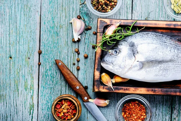 Frische Dorade Oder Dorade Mit Kräutern Und Gewürzen Auf Dem — Stockfoto