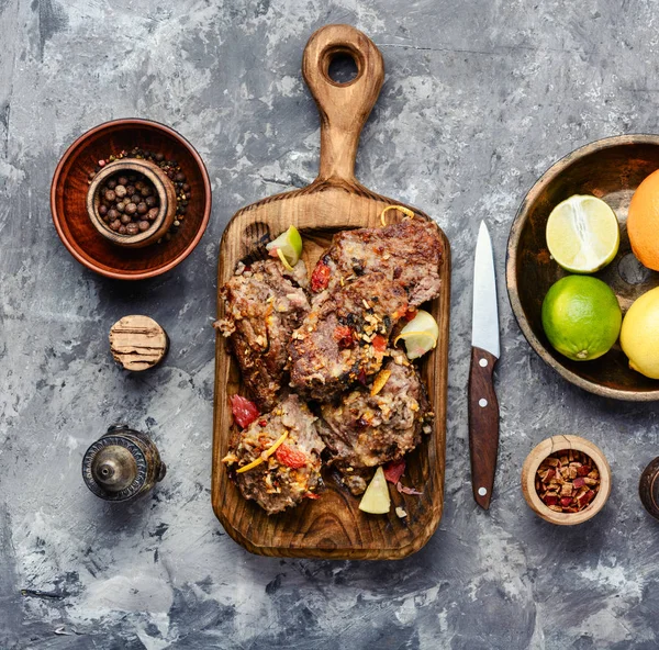 Roastbeef Steaks Gebratenes Fleisch Mit Früchten Zum Kochen Zitrusmarinade — Stockfoto