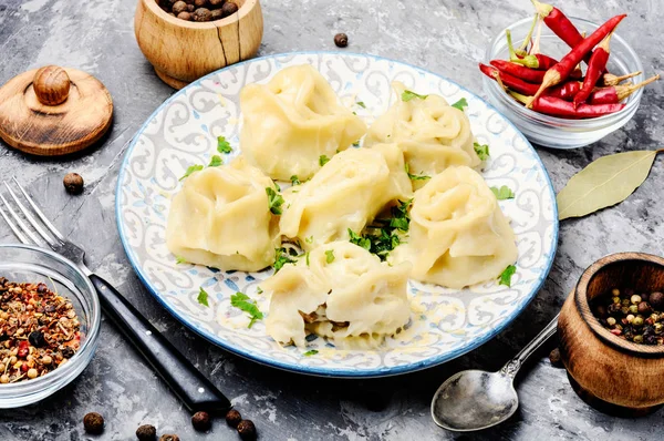 Tradycyjne Rosyjskie Pelmeni Pierogi Mięsne Rustykalnym Tle — Zdjęcie stockowe