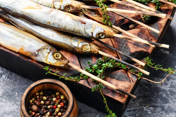 Rökt Fisk Med Kryddor Kallrökt Fisk Rökta Kapellin Livsmedelsindustrin — Stockfoto