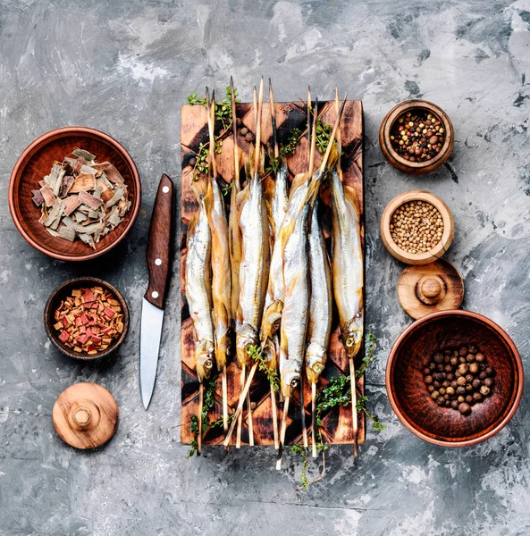 Peixe Defumado Com Especiarias Peixe Fumado Frio Capelim Defumado — Fotografia de Stock