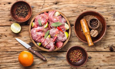 Ham sığır eti biftek parçaları. Çiğ dilimlenmiş et. Narenciye Marine