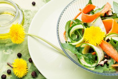 Dandelions çiçekler, salatalık, roka ve havuç ile taze salata. Diyet menüsü