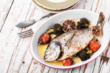 Fırında Balık pişirme sebze ile dorado çanağı. Diyet ve sağlıklı gıda