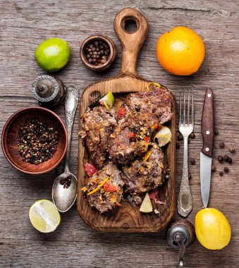 Sığır eti biftek kızartma. Eti biftek narenciye ile parçaları